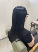 綺麗なブラックカラーでツヤさら美しいロングヘアに◎