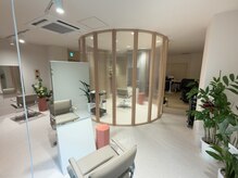 エノウ(enow)の雰囲気（4席のゆとりある空間になってます。#レイヤー#パーマ#ウルフ）