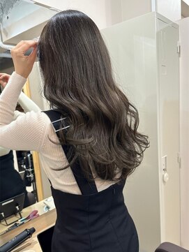 カミエ(kamie) グレージュロング×透明感カラー。艶めく大人の上品スタイル
