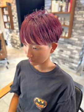 プリームヘアーホワイト(Pleame hair WHITE) 学生～大人まで幅広く似合う個性あふれる刈り上げワインレッド