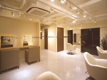 ロアヘアー(LOA HAIR)の雰囲気（たっぷりと自分空間が楽しめるキレイな店内。）