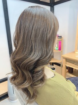 イーラ(era) 《era》　カーキグレージュ　抜け感ヘア　艶カラー　みわ