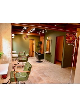 小さな森の中に佇むサロンは木々に囲まれた癒しの空間。忙しい日常に贅沢な時間を過ごしてみませんか？