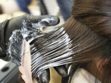 オリジナル調合の薬剤を塗布【カラー・パーマ・縮毛矯正の薬剤自体がトリートメント効果あり】〔髪質改善〕