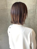 セル(CELL)&nbsp;ハイライト 外ハネ　顔周りカット くびれミディ ブリーチ 20代