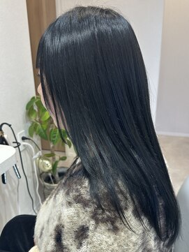 ミディアムレイヤーボブブルーブラック顔周りカット