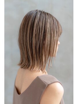 メゾンバイハバナ(maison by HAVANA) 大人かわいいフェザーバングカーキグレージュミディアムウルフ