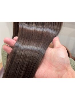 幹細胞トリートメントや生ケラチンで毛先つるん♪でも軽い！自分本来の髪質でサラ艶ヘアーに。