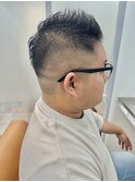 ツーブロック刈り上げ短髪フェード風アップバングメンズヘア