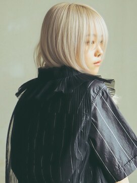 バーノン(VERNON) WHITE SEMILONGwearingFUMIKA_UCHIDA【VERNON】058-262-3611