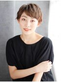 ふんわりカールの無造作ショートスタイル