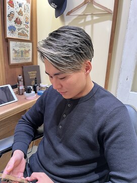 フォーコーナーズ(Four Corners) ハイライト/七三分け/バーバー/メッシュ