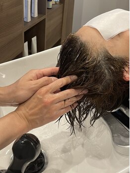 アールツウ(R2)の写真/ヘッドスパで頭皮からスッキリ！髪と頭皮のケアをしながら、日頃の疲れを癒す極上のひと時を...。