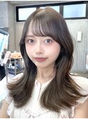 くびれミディアム薄めバングレイヤーカット美髪オフィスヘア