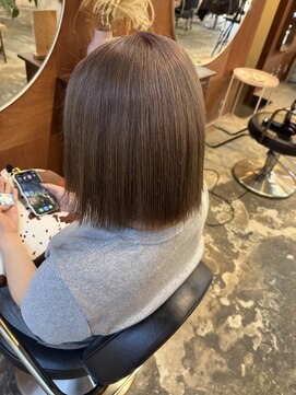 チャプター 問屋町(chapter) ケアブリーチミルクティーべージュカラー切りっぱなしボブ韓国