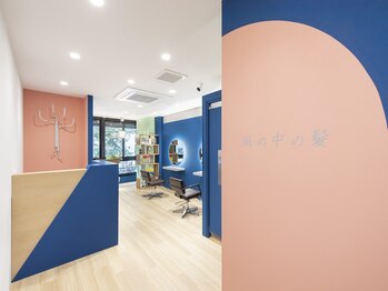 風の中の髪の写真/年齢を重ねた髪と頭皮に、無理のない美しさを。