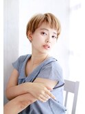 ハイトーンカラーの切り込みショートバング