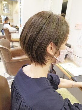 ネオリーブアイム 横浜西口店(Neolive aim) 20代～40代小顔ショートボブアッシュブラウン耳掛け
