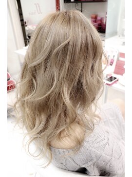 ジウ 上通り(JIU) ダブルカラーハイトーンベージュ無造作ゆるふわ小顔セミディ