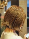 ハイトーンカラーの切りっぱなしボブ