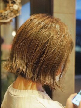 メゾン アヴァロ(Maison Avallo) ハイトーンカラーの切りっぱなしボブ