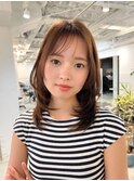 顔まわりレイヤー大人ミディアムレイヤースタイル