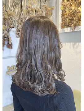 フロール(florun) セミロングレイヤー×ハイトーングレージュ