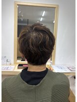アンドゥ ヘア ファミリア(Andoux Hair familiar) クセを活かしたハイライトショート
