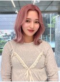 ピンクベージュ　くびれヘア　外ハネボブ　センターパート