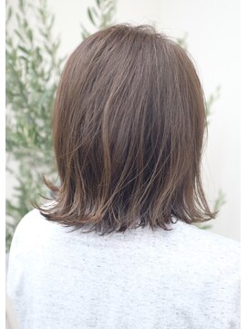 モカ ヘアーデザイン(moca HAIR DESIGN) グレイアッシュにカラーした外ハネパッツンボブ