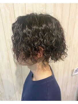 ヒマワリ(HIMAWARI) スパイラルパーマ　センターパート　マンバン