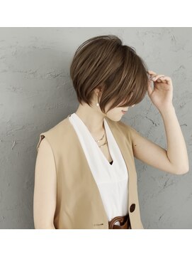 アンド ストーリーズ(&STORIES) 前髪あり耳掛け丸みくびれショートボブ20代30代40代50代(蘭)