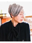 左右のデザインを変えたアシンメトリーショートカット