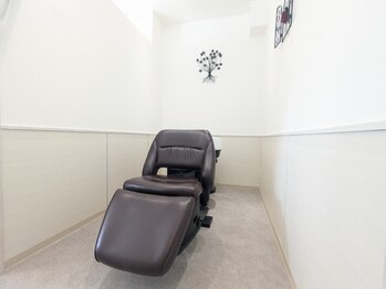 シュモレ ベイシティーの写真/半個室のYUMEシャンプー台を導入♪夏の汗でべたつく季節はゆったりと寛げる空間で身も心もリラックス。