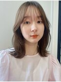 美髪小顔ミディアム流し前髪内巻きグレージュくびれヘア