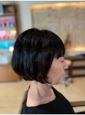 大人ボブ/前下がりボブ/艶ブラック/耳掛けボブ/ショート