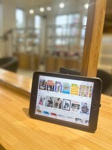 セット面にiPadのご用意！1400誌以上のあらゆるジャンルの雑誌からお客様が自由に選べるように♪