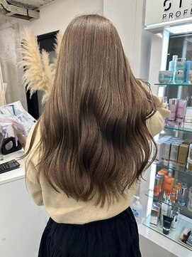 リア(riah) 透明感/外国人風/スモーキーグレージュ/ケアブリーチ/ロング