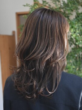 オルガ(orga) ミディアムロングのくびれレイヤー