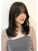オリーブグレージュ透明感暗髪ミディアムレイヤースタイル