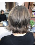 グレージュヘアの切りっぱなしボブ