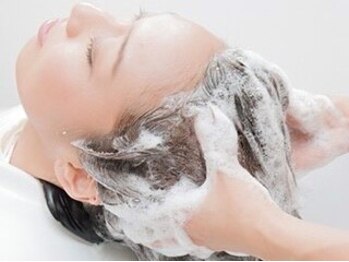 コトナ ヘアアンドリラックス 草加店(kotona Hair & relax)の写真/【草加駅徒歩4分】フルフラットのシャンプー台で極上の癒し時間を…♪頭皮環境を整えて美髪を叶えます◎