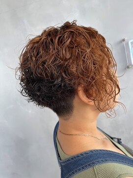 アコ(Aco) 前下がりショート/スパイラルパーマ/ゾーンカラー