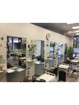 白を基調とした落ち着いた店内は、おくつろぎいただける空間です。上質なサロンタイムをご堪能ください。