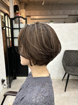 ジュノ(Jeuno) ショートボブ　ハイライト