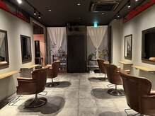 紅や バンブー(Bamboo)の雰囲気（4月中旬に改装して、統一感のあるシックな雰囲気になりました！）