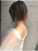 切りっぱなしボブミニボブ外ハネグレージュベージュダブルカラー