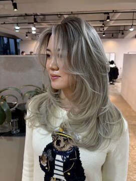 メリー オオサカ(Merly Osaka) 見惚れる海外レイヤー×バレイヤージュ