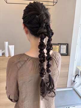ヌール(Nuru) 編みおろしヘアアレンジ