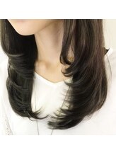 美シルエットを追求した顔回りの黄金バランスカット。